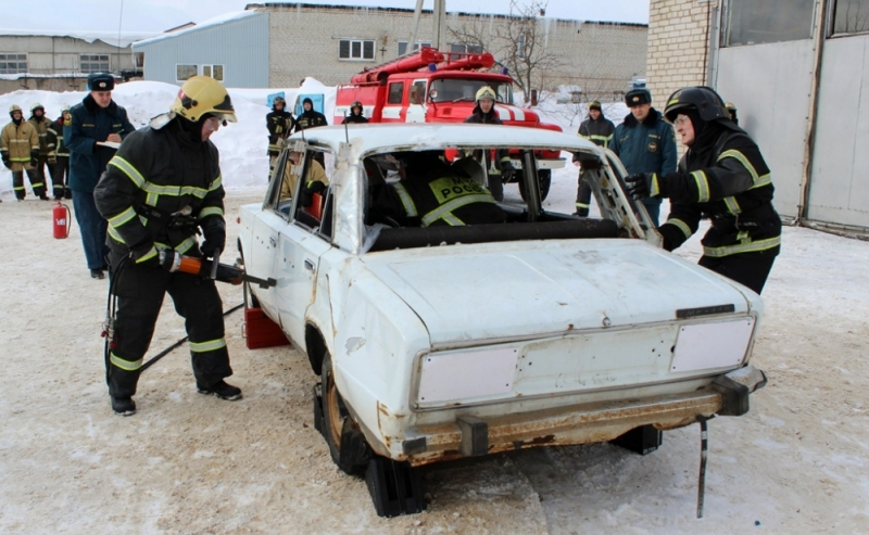 Спасатели Чувашии на скорость вскрывали «попавшее в аварию» авто