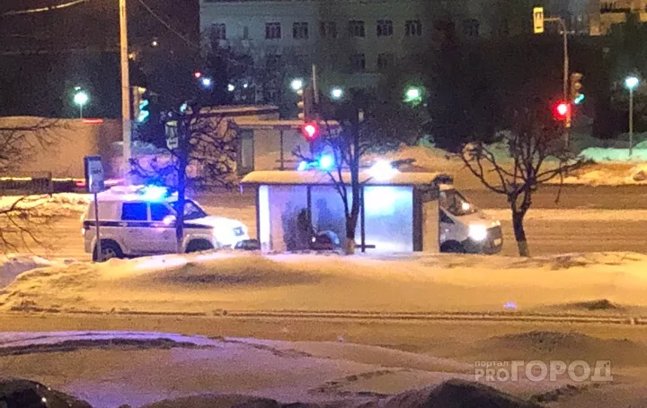 Фото к статье: В Новоюжном районе на остановке умерла девушка