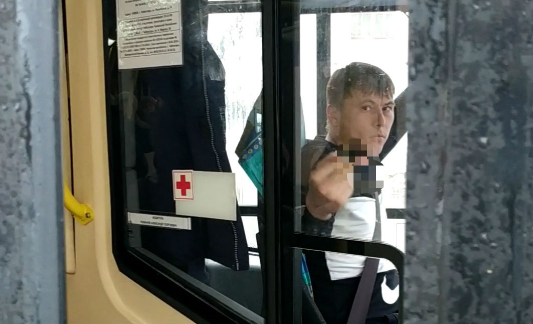 В Чебоксарах водитель автобуса оскорбил пассажира матом и неприличным жестом
