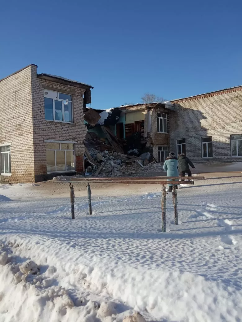 Фото к статье: В Чувашии обрушилась школа