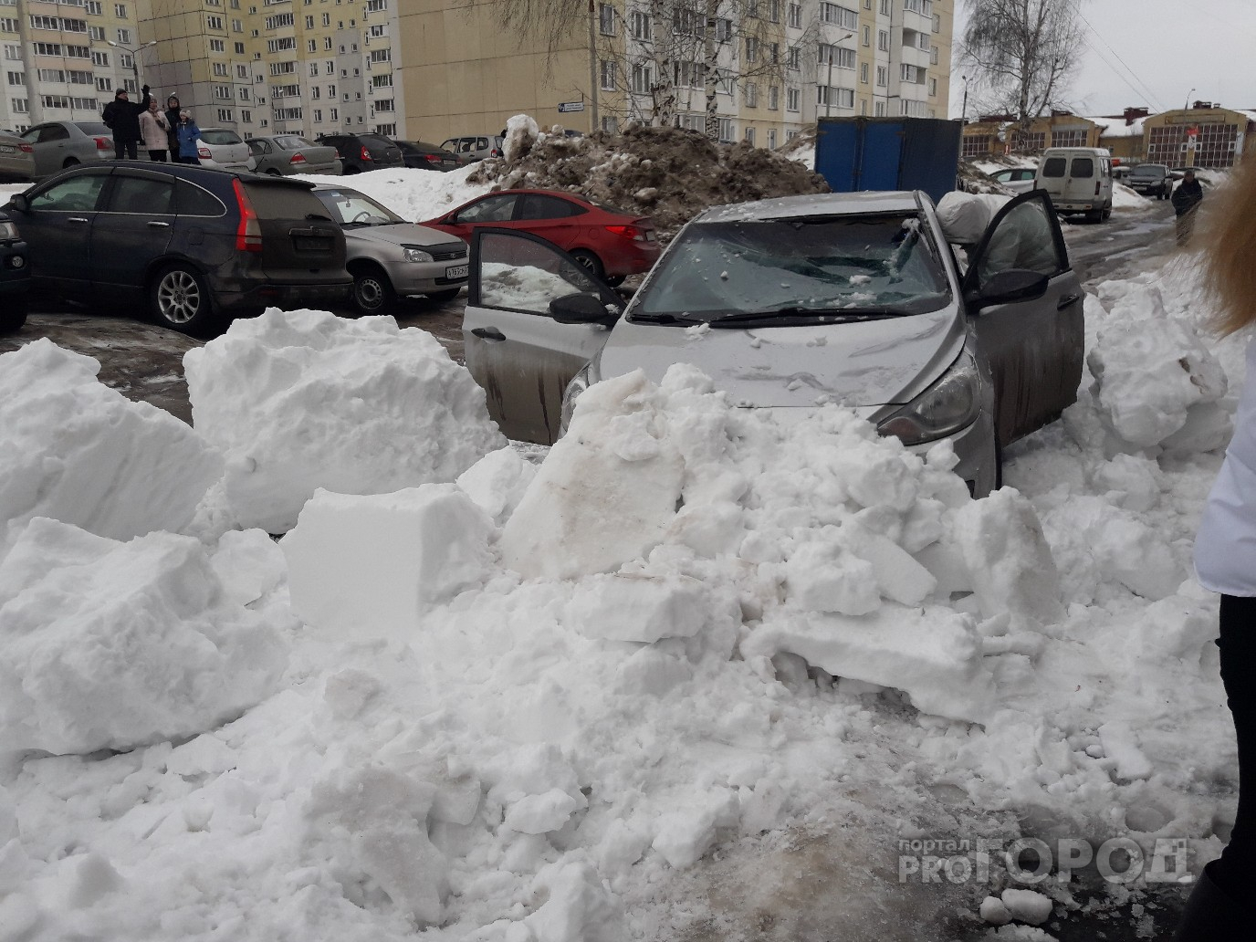 В  Новочебоксарске глыба снега упала на «Хендай»