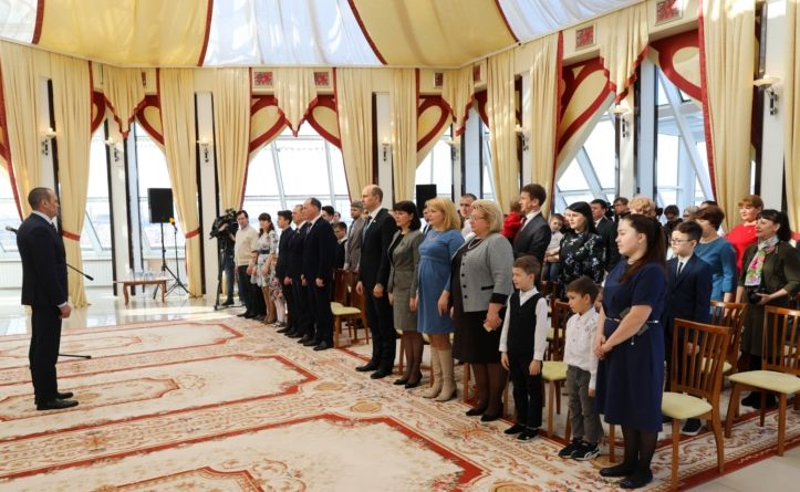 Игнатьев вручил 10 многодетным семьям республики особые удостоверения
