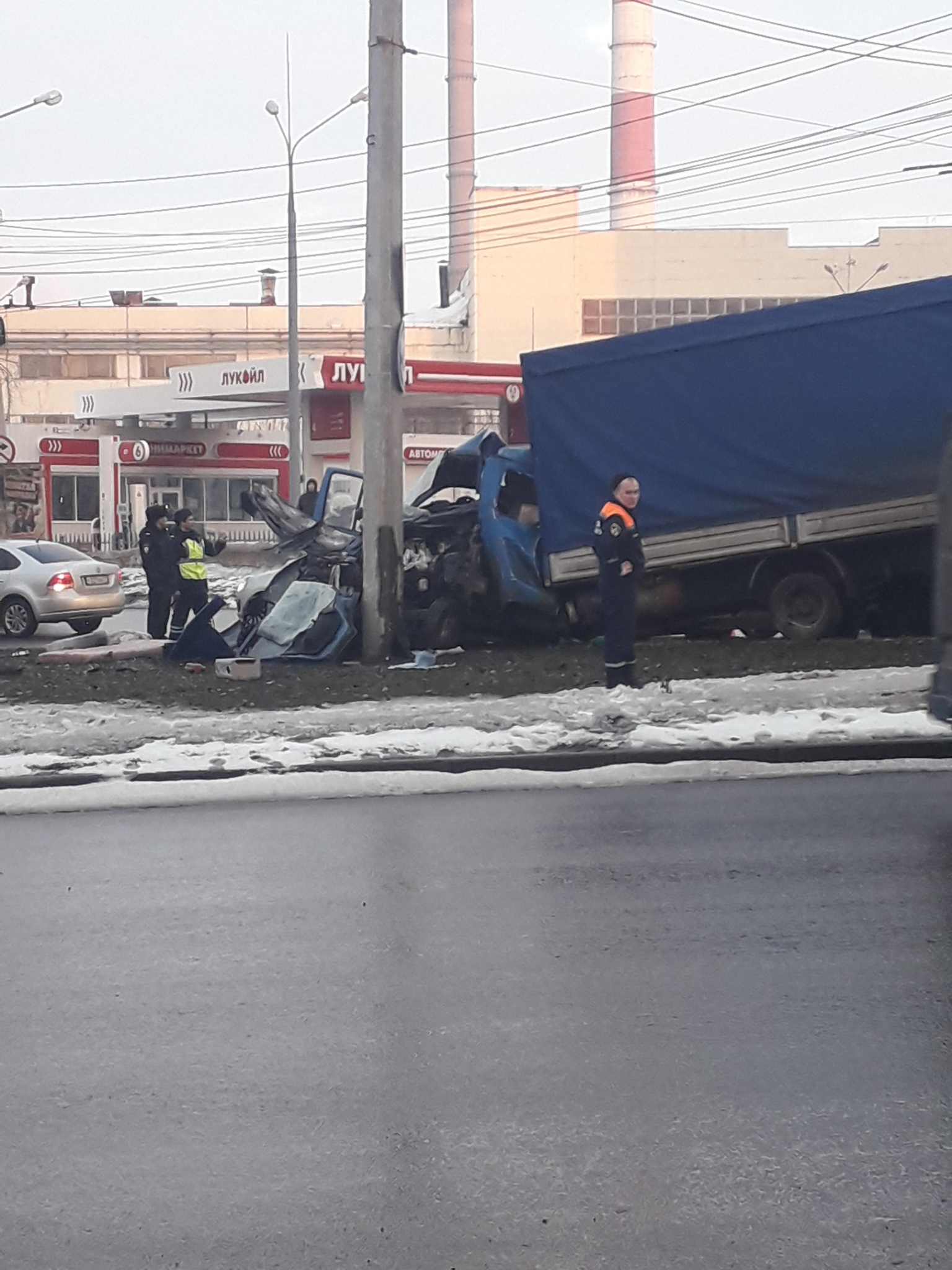 На Марпосадском шоссе грузовой автомобиль врезался в столб