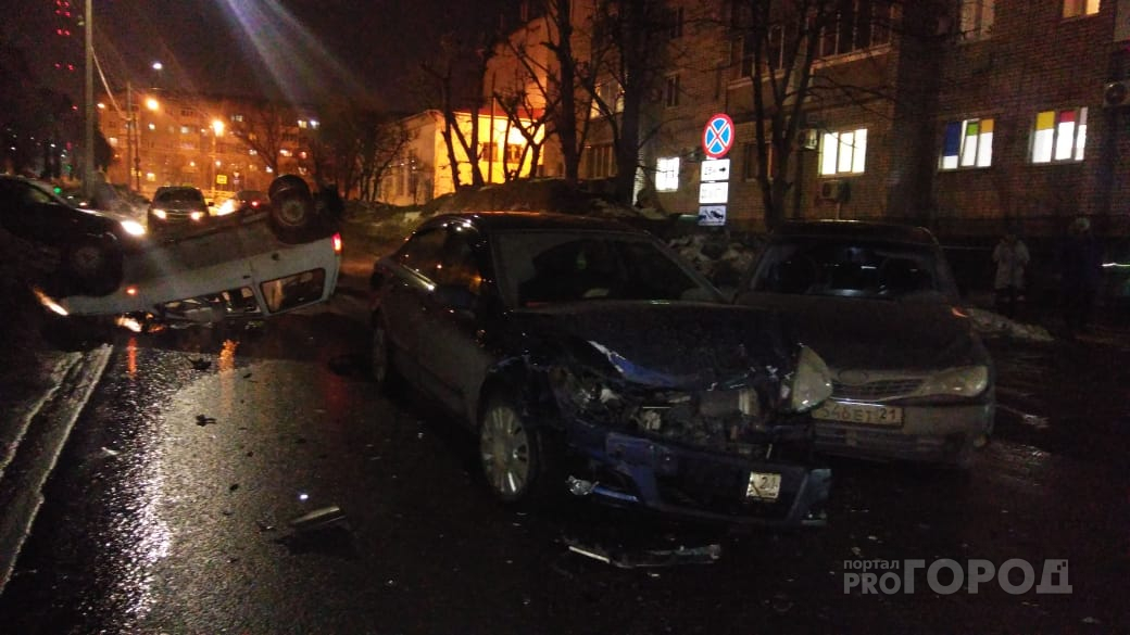 В Чебоксарах столкнулись три автомобиля, двое ранены
