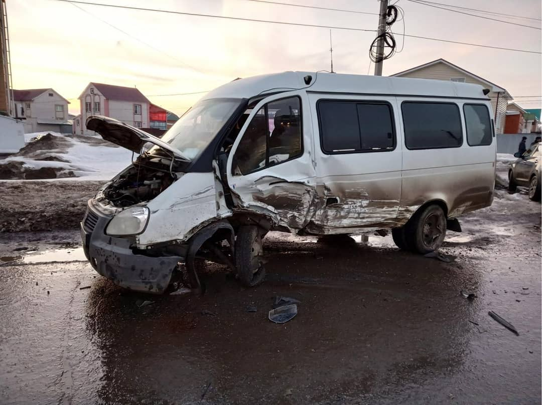 В Канаше пьяный водитель иномарки врезался в микроавтобус, шестеро пострадали