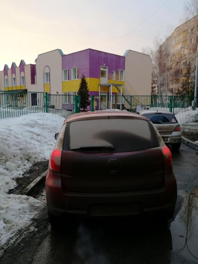 Автомобилисты перегородили путь к детскому саду № 3 в Чебоксарах