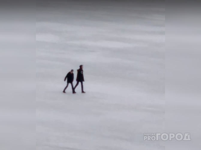 В Чебоксарах подростки гуляют по весеннему льду Волги