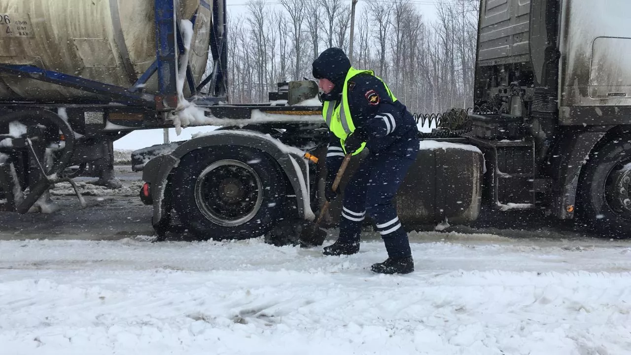Фото к статье: Сотрудники ГИБДД взяли лопату и принялись спасать фуру