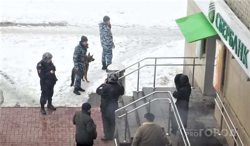 Фото к статье: В центре Чебоксар из Сбербанка эвакуировали людей