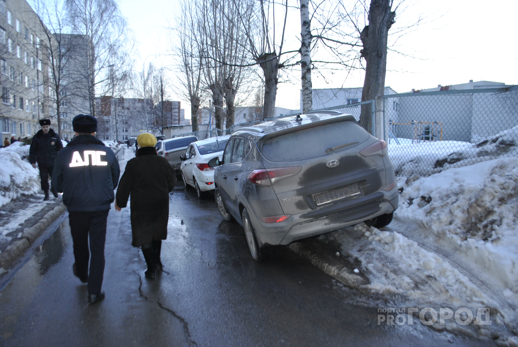 В Новочебоксарске детскую площадку захватили автовладельцы