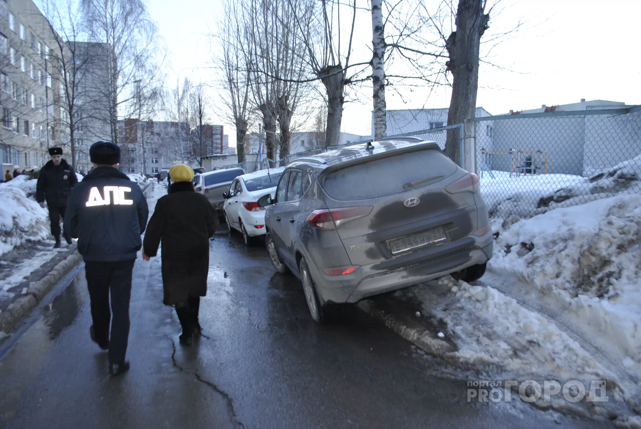 Фото к статье: В Новочебоксарске детскую площадку захватили автовладельцы