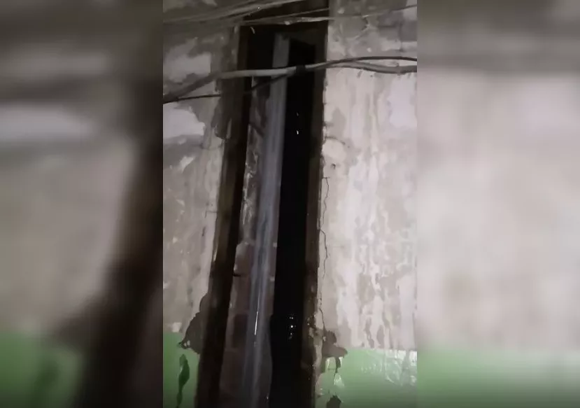 Фото к статье: После публикаций в подъезде устранили течь и установили мусорные контейнеры