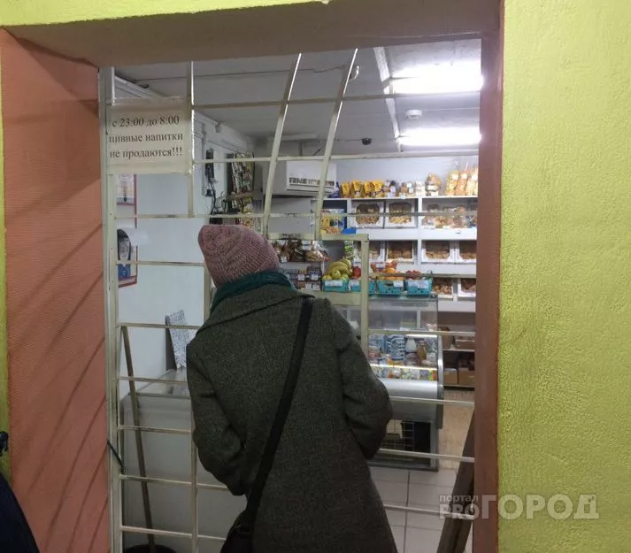 Фото к статье: В Новочебоксарске продавцов защищают стальной решеткой
