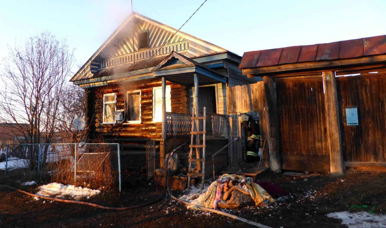 В Вурнарском районе устанавливают обстоятельства гибели супругов при пожаре