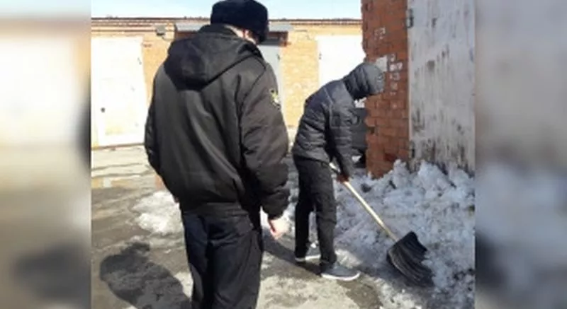 Фото к статье: Бизнесмен за долги лишился всего имущества, и в итоге ему вручили лопату