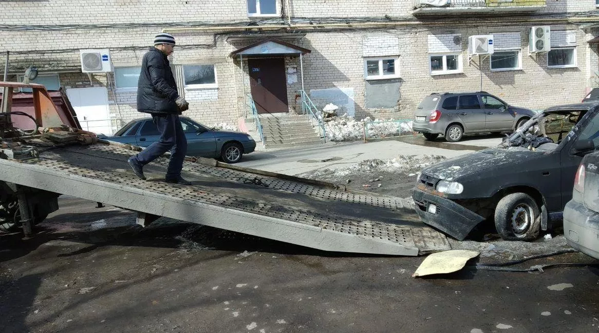 Фото к статье: Из чебоксарских дворов вывозят брошенные машины