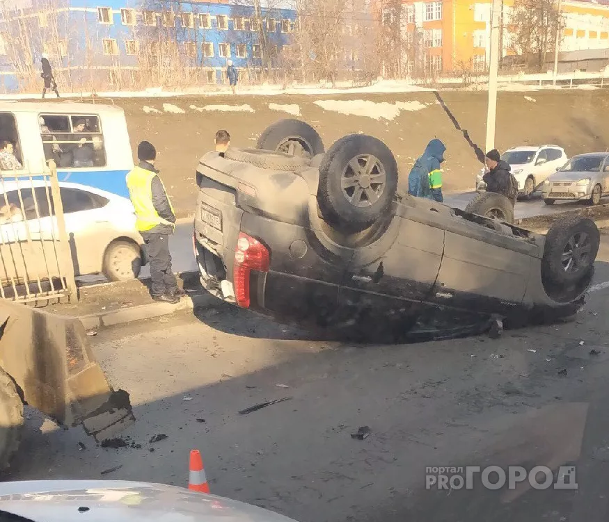 Фото к статье: В Чебоксарах около ж/д переезда перевернулся кроссовер