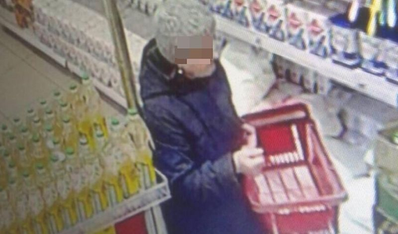 Полицейские вычислили женщину, потратившую чужие 17 тысяч рублей в магазине