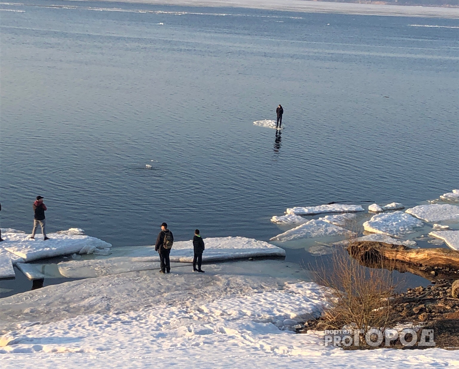 Льдина вдруг с треском раскололась пополам найди. Человек на льдине. Уплыли на льдине. Рыбалка на льдине. Мужик уплыл на льдине.