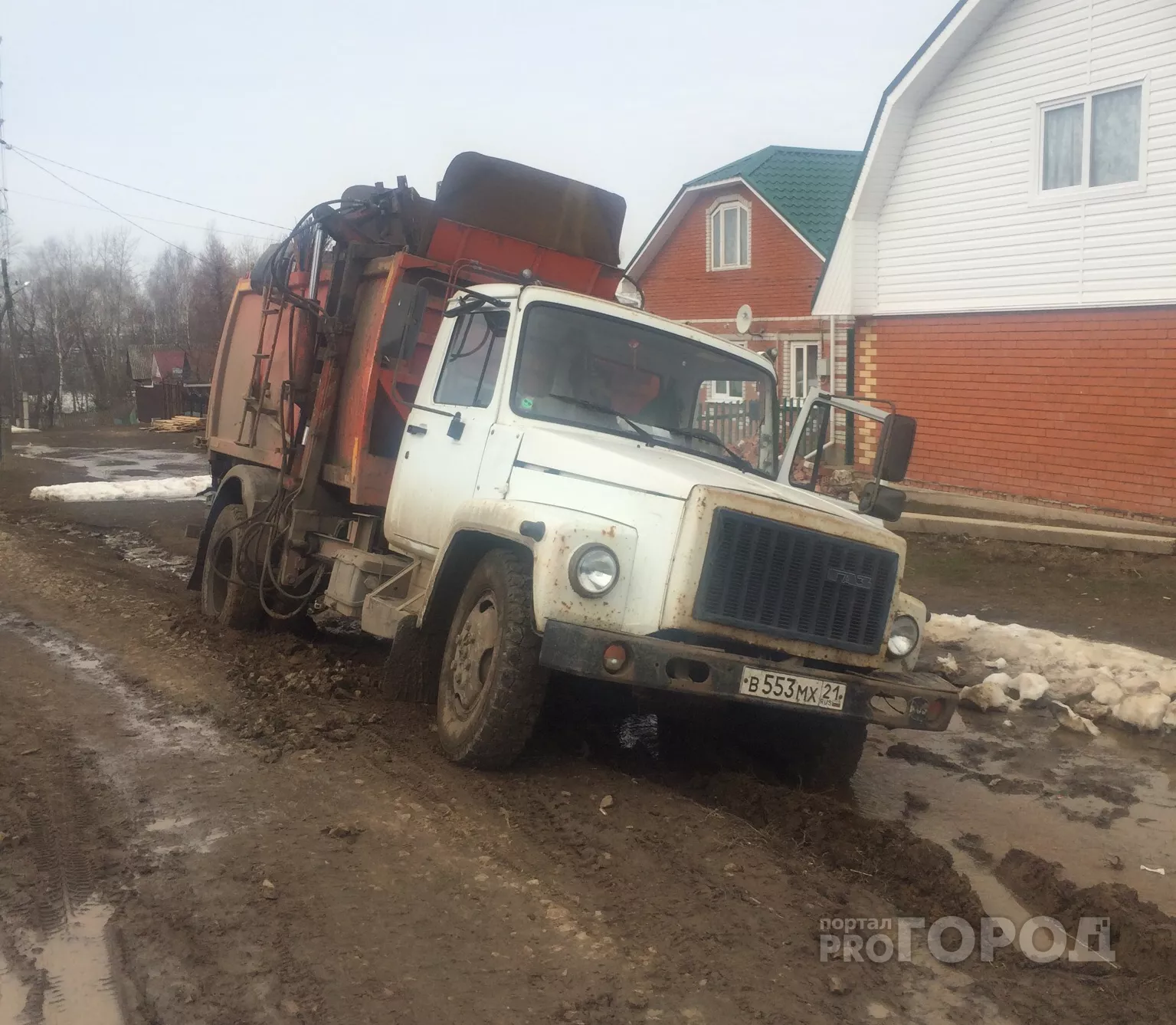 Фото к статье: Мусоровозы уезжают пустыми из-за грязевого месива вместо дороги в деревне Поваркасы