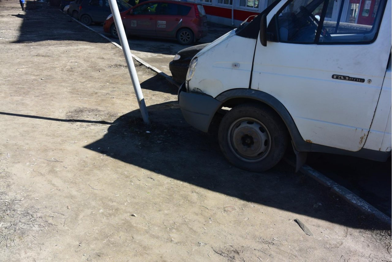 В Чебоксарах грузовая ГАЗель без водителя скатилась на женщину и протаранила автомобиль