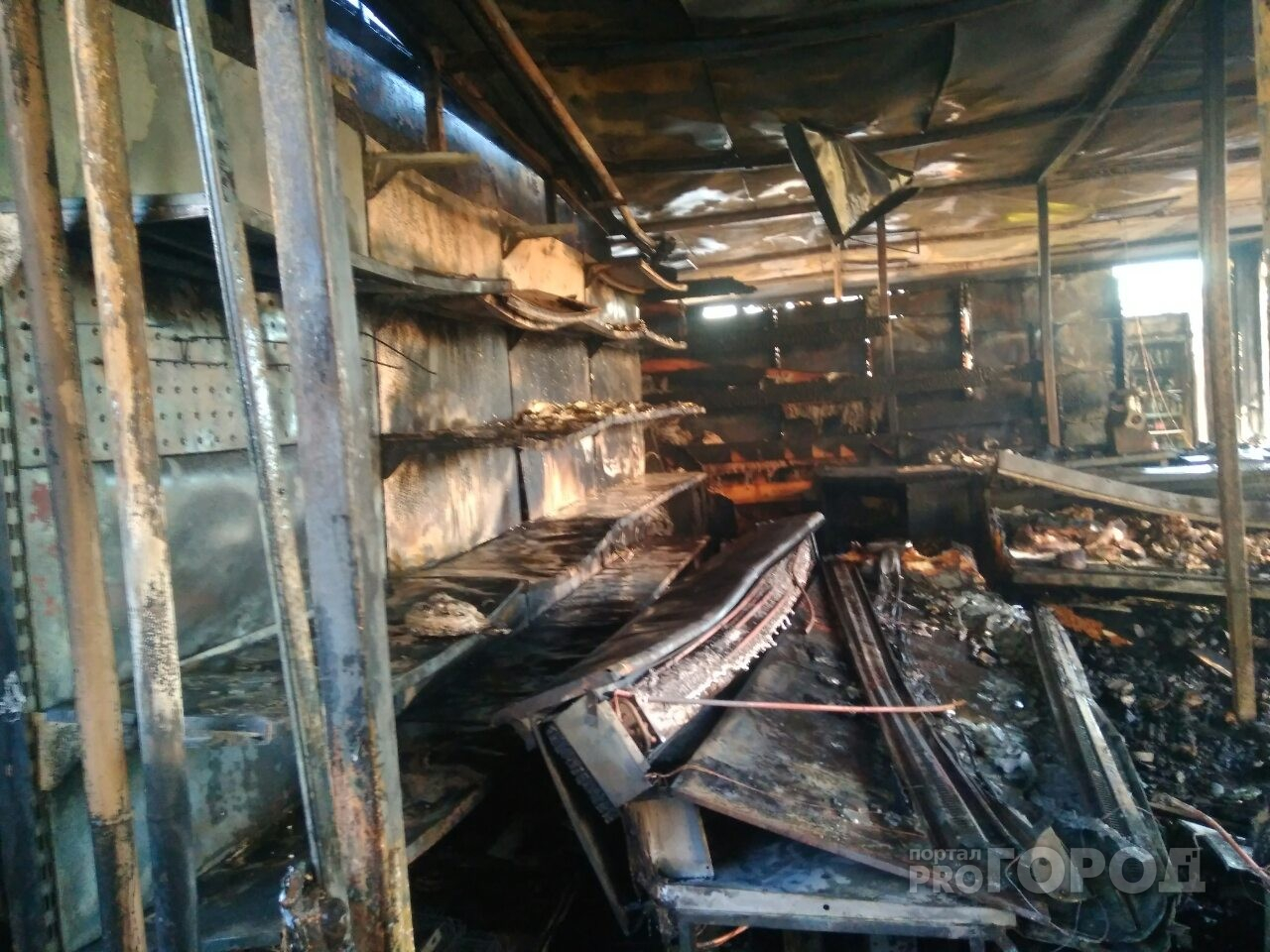 В Чебоксарах поздно ночью загорелся Хевешский рынок