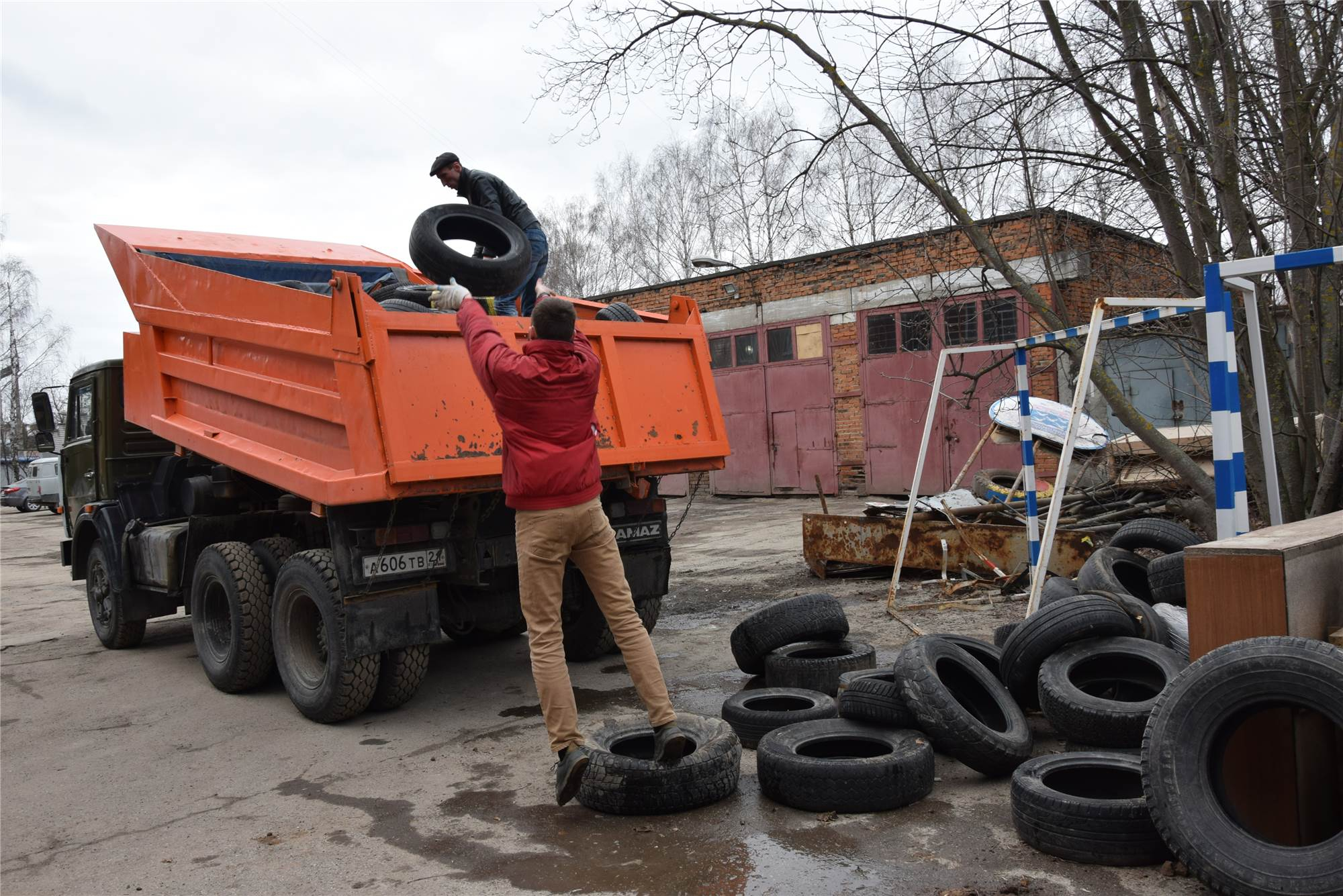 В Чебоксарах очищают дворы от шин в виде клумб и заграждений