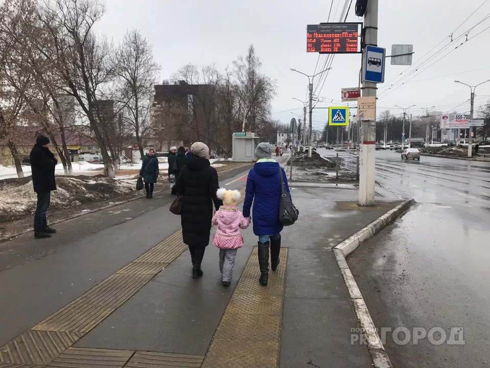 Фото к статье: В Козловке дошколята и их родители ежедневно ездят в детский сад за 5-6 километров