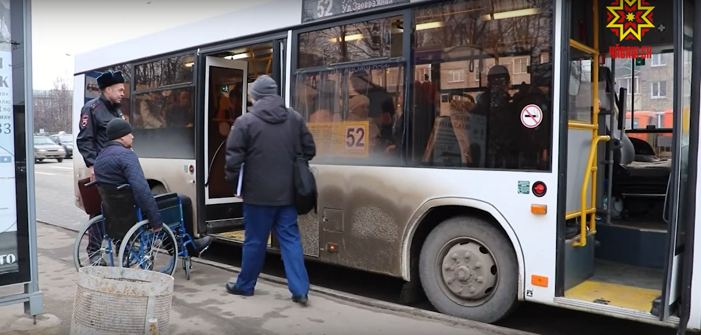 Чебоксарские водители автобусов не умеют пользоваться пандусами для посадки инвалидов