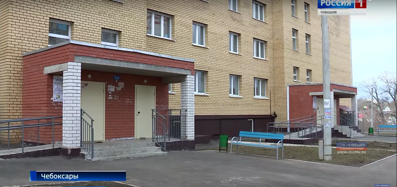 Фото к статье: Переселенные из аварийного жилья люди продолжают мучиться в доме, построенном за три месяца