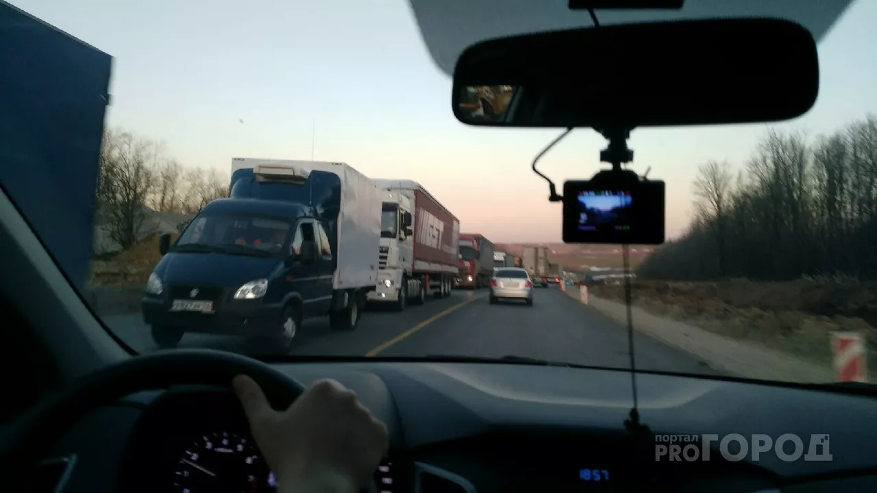 Фото к статье: Движение на трассе М7 в Козловском районе встало из-за работ
