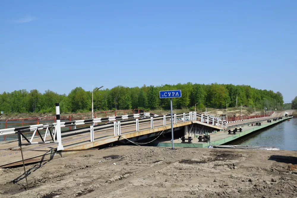 Фото к статье: В Шумерле начали устанавливать мост через Суру