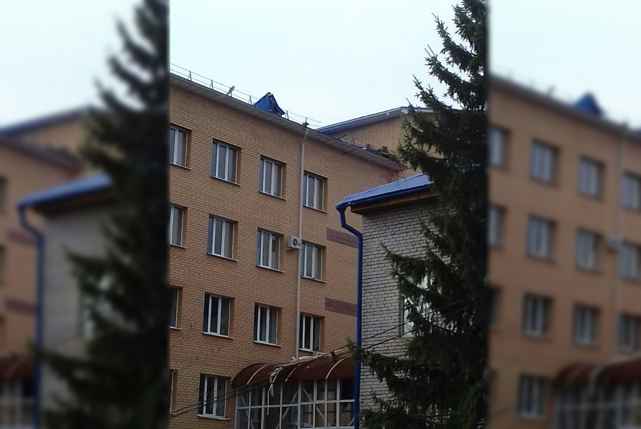 В Чебоксарах у здания института сорвало крышу
