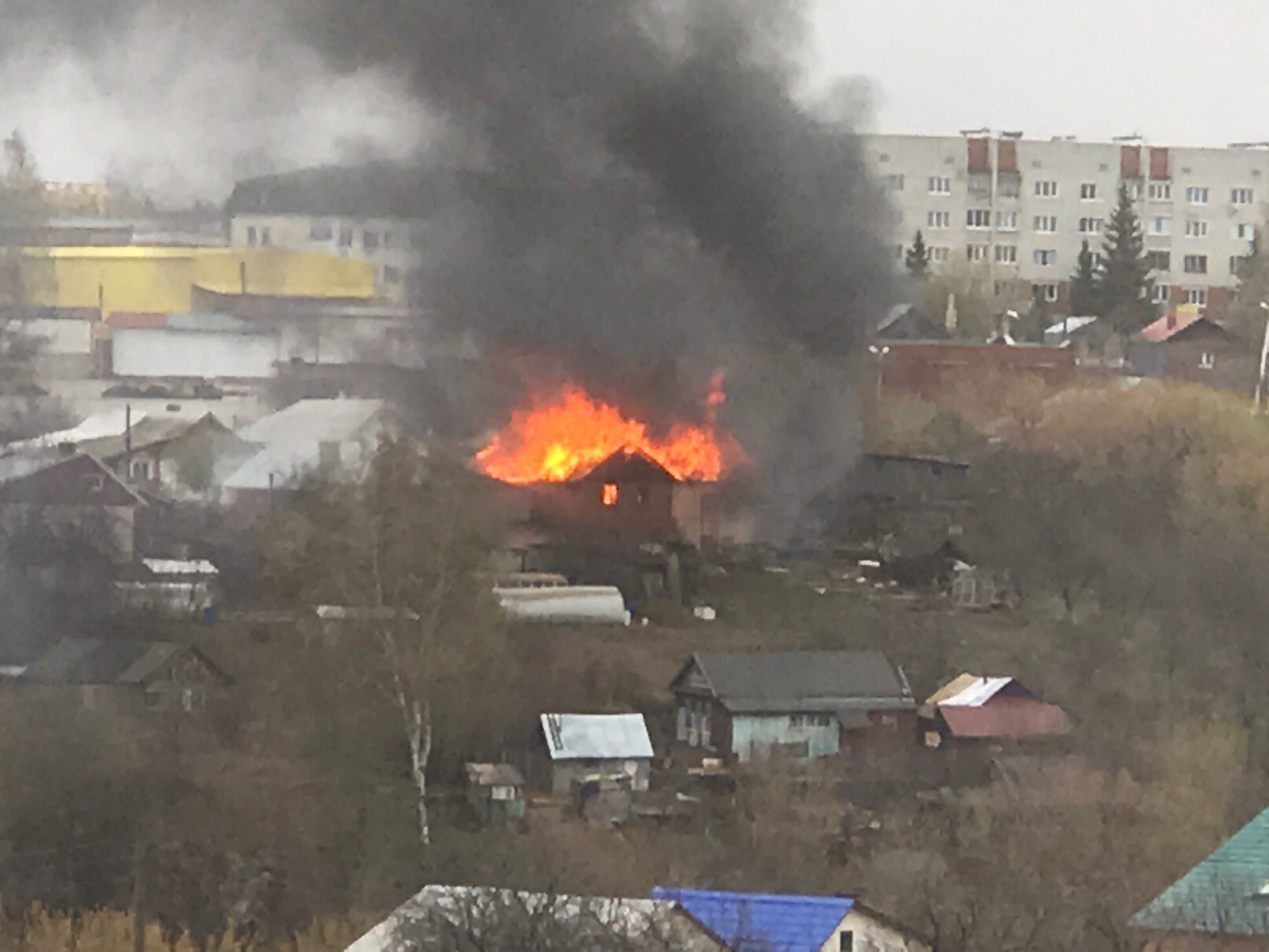 В Чебоксарах горят дома на Прибрежной