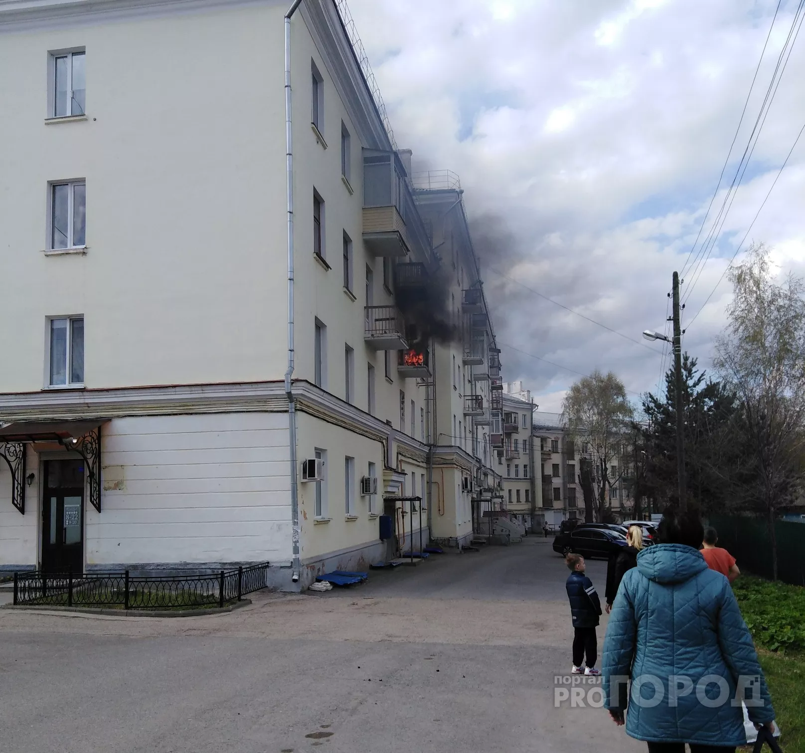 Фото к статье: В центре Чебоксар горит квартира