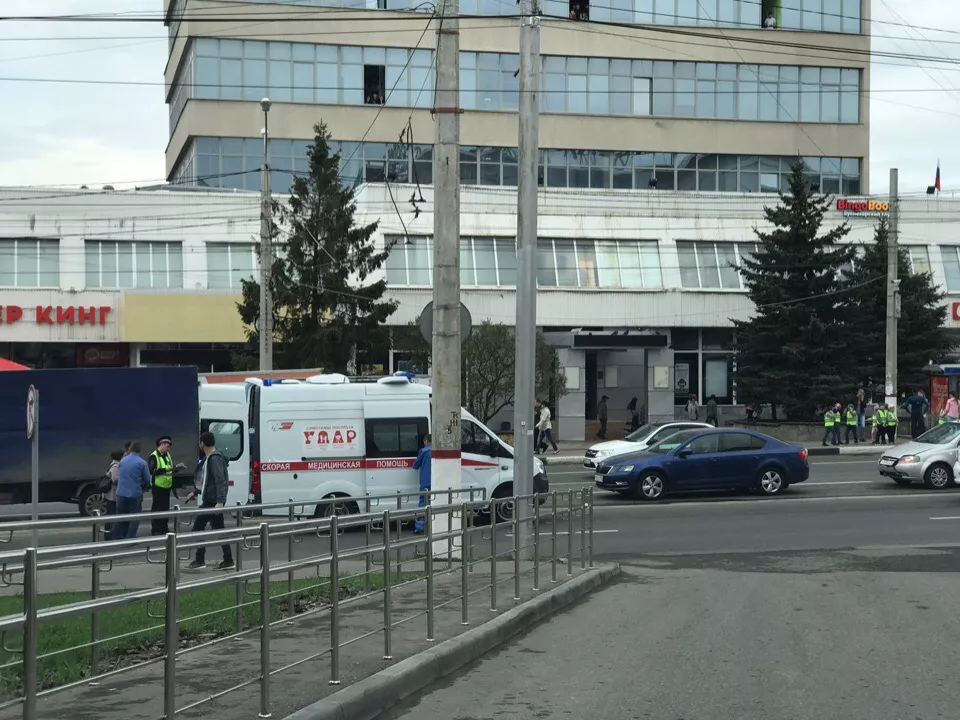 Фото к статье: Возле Дома мод водитель Mercedes сбил девушку
