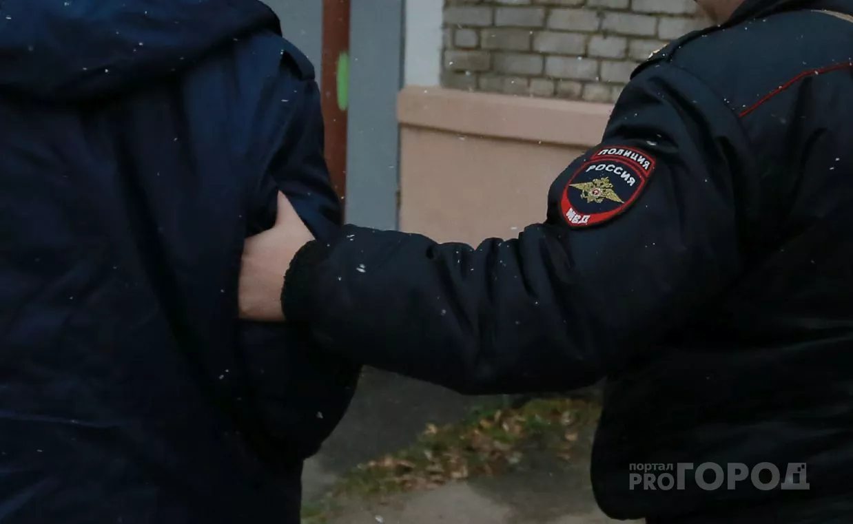 Фото к статье: Полицейские помогли вызвать мужчине такси, а он в ответ напал на них