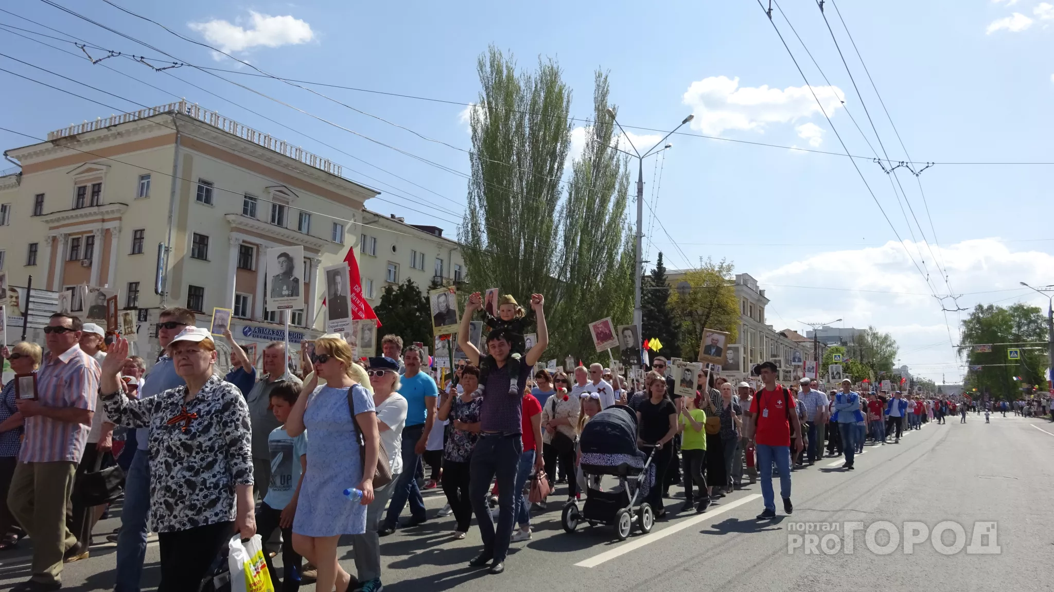Фото к статье: 20 тысяч чебоксарцев прошли колонной "Бессмертного полка"