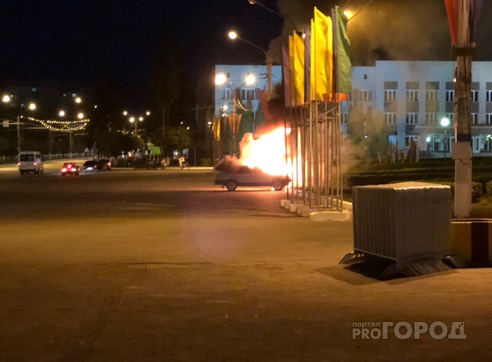 В Новочебоксарске автомобиль загорелся у здания администрации