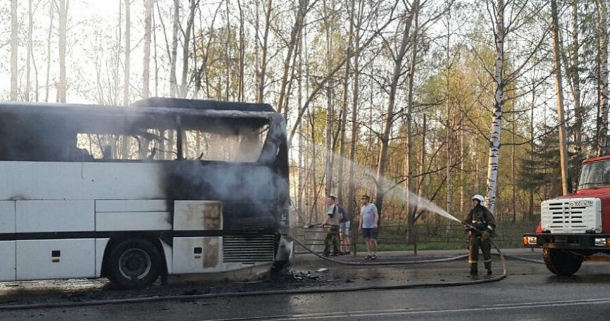 По дороге в Чебоксары сгорел пассажирский автобус