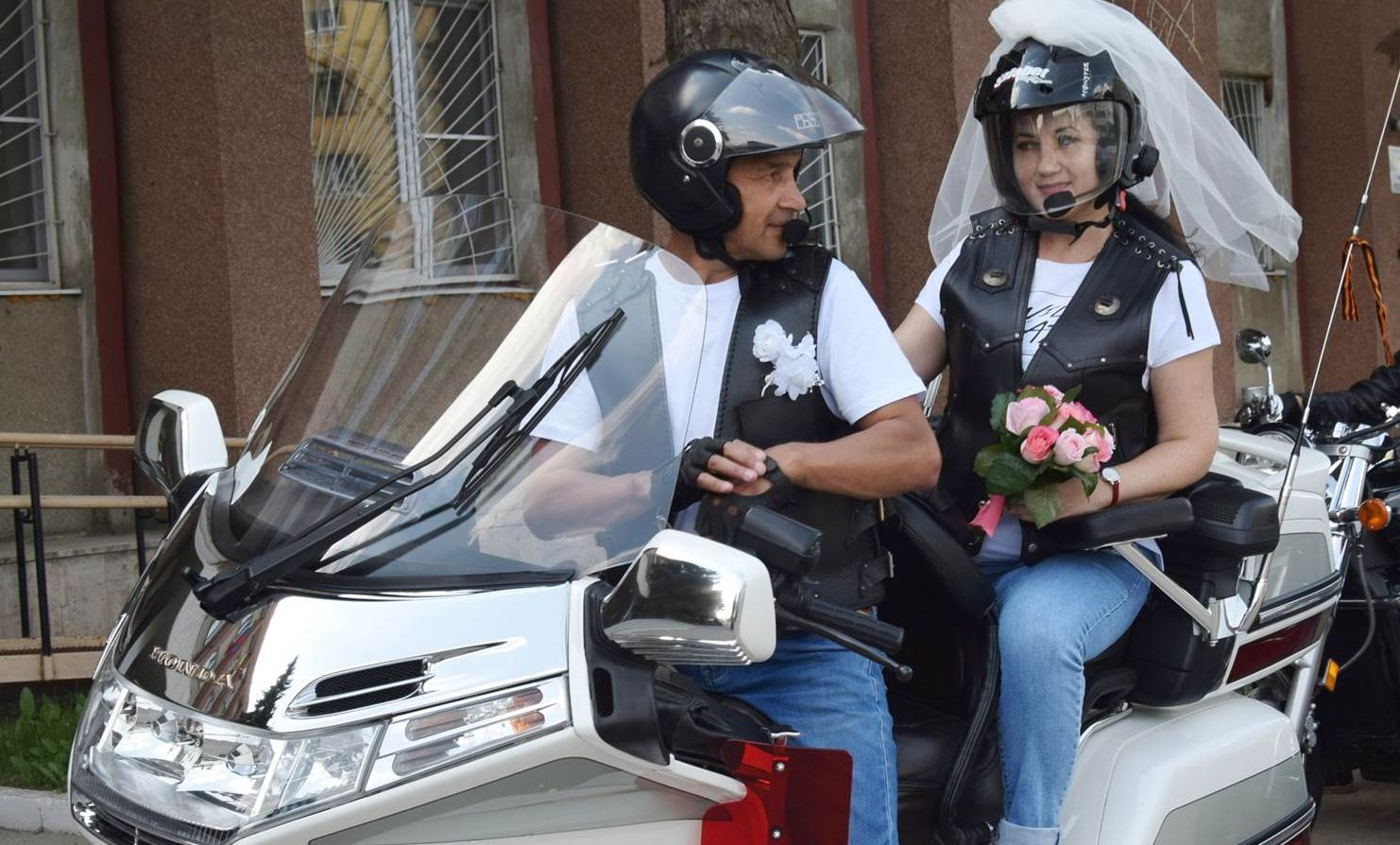 Необычная свадьба в Чебоксарах: вместо платья жилет, вместо лимузина мотоцикл