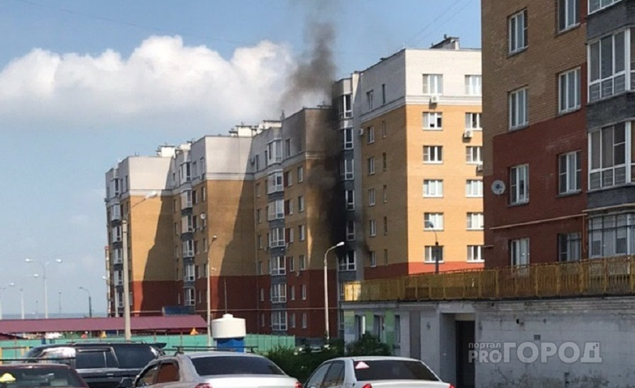 Внутри загоревшейся квартиры в Волжском-3 находилась мама с детьми