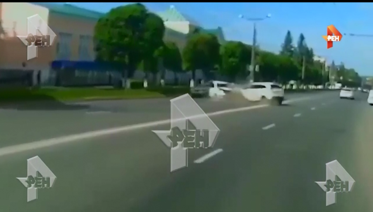 Появилось видео мощного лобового столкновения двух автомобилей в Чебоксарах