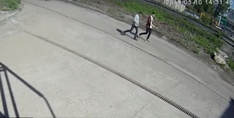 В Чебоксарах разыскивают двух молодых грабителей, напавших на женщину
