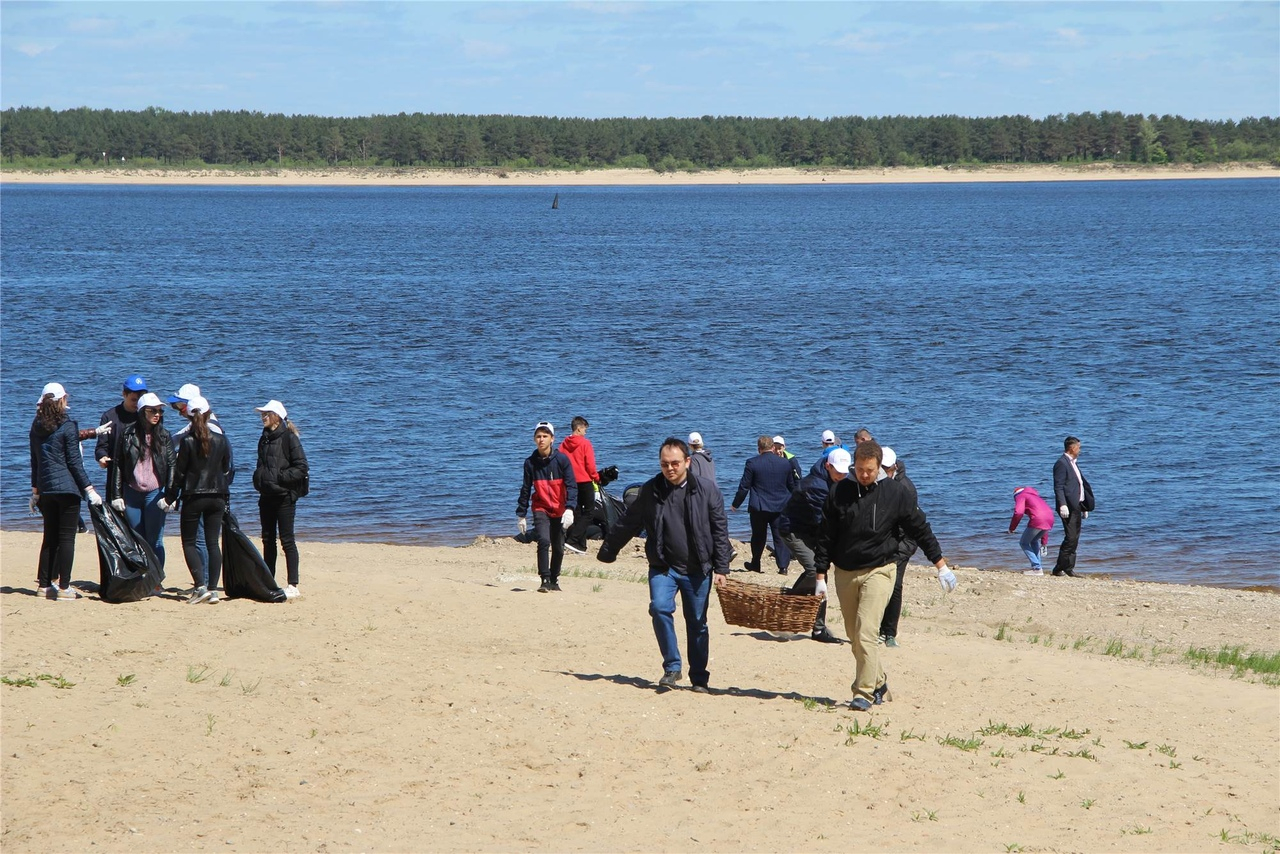 В Новочебоксарске чиновники и волонтеры убрались на берегу Волги