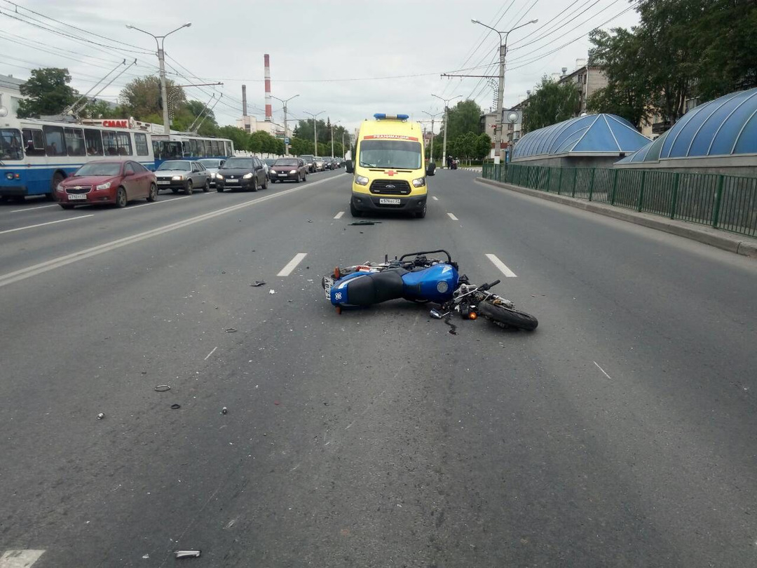 В Чебоксарах столкнулись мотоцикл и легковушка