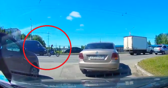 Появилось видео столкновения мопеда с фургоном у "МТВ-центра"