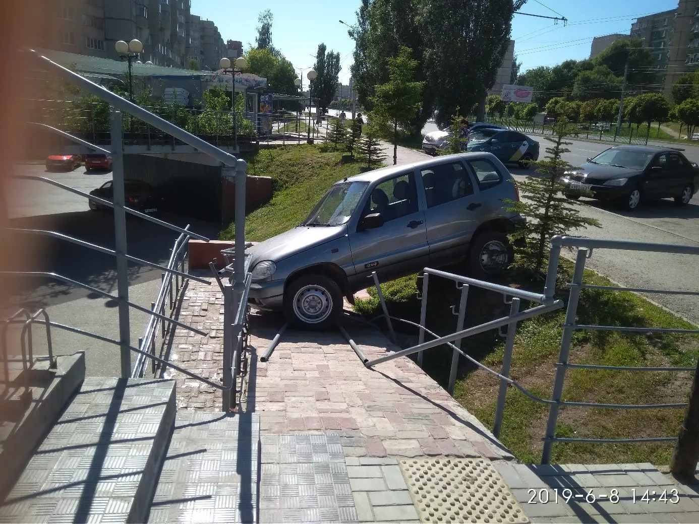 Фото к статье: В Чебоксарах Chevrolet Niva протаранила лестничные перила