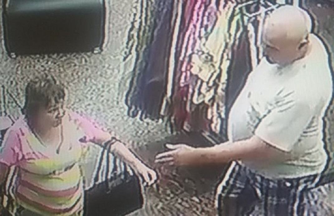 В Чебоксарах разыскивают пару, ушедшую из магазина с чужим телефоном