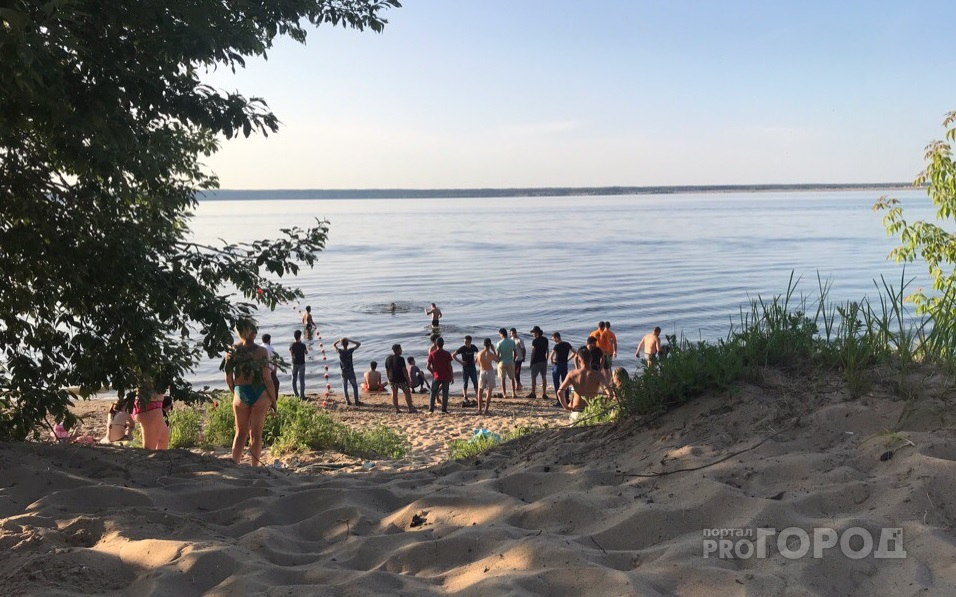 На Новосельском пляже спасатели ищут парня, который мог утонуть